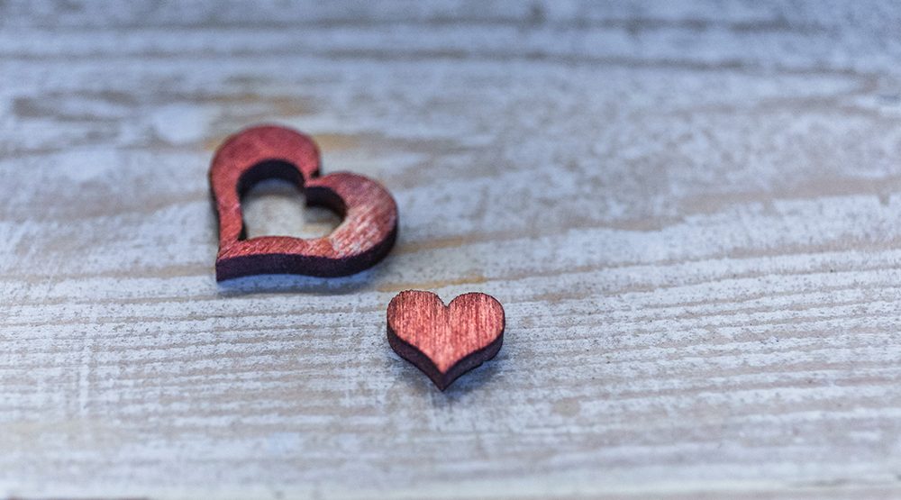 Två hjärtan i trä på ett bord