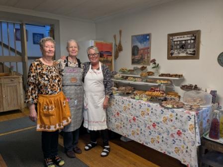 Monika, Bertil och Mona framför kakbuffen