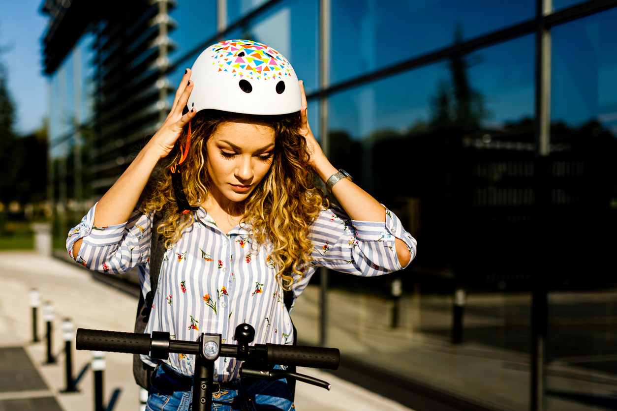 Ung kvinna sätter på sig hjälm